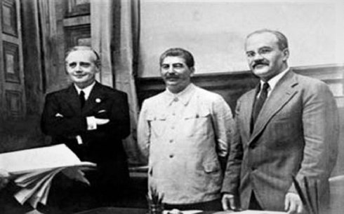 Von Ribbentrop (izq.), Stalin y Molotov. 