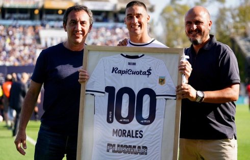 Morales y su reconocimiento por 100 partidos con la camiseta albiazul | Foto Gimnasia Oficial