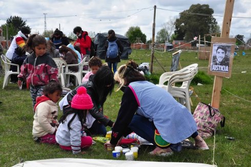 Maestras solidarias se acercaban cada día al predio donde se improvisó una escuelita para les niñes