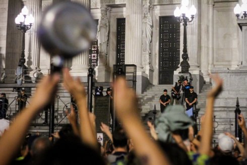 Cacerolazo en Congreso contra el DNU. Diciembre 2023.