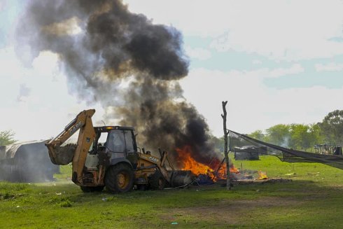 Las topadoras enviadas por Kicillof primero destruyeron la escuelita