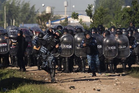 Policías arrojando municiones