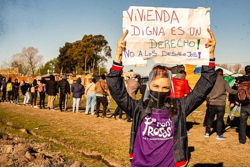 Cadena humana para descargar provisiones donadas solidariamente