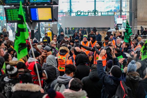 El dirigente ferroviario Anasse Kazib habla en una asamblea en la Gare du Nord (Estación del Norte), París, Francia, el 5 de diciembre de 2019.