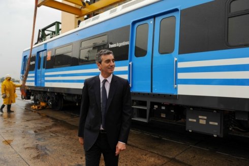 Randazzo recibe coches chinos en el puerto de Buenos Aires