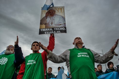 Manifestantes del Frente Sindical rezan en la movilización a Luján.