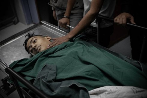 Imagen de Mohamen Yassin Jaber momentos después de su deceso en el hospital de Hebrón. Muerto por de un disparo con munición real del ejército de Israel en el transcurso de unas protestas contra los ataques en Gaza. Foto: Caterina Albert