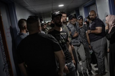 Momento en el que llegan los familiares de Yassin Jaber al hospital. Sabedores de que el Estado de Israel lo ha matado en el marco de los ataques constantes en el territorio de la Palestina ocupada. Foto: Caterina Albert