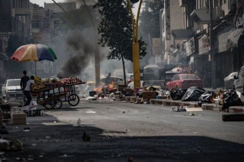 Represión y violencia desatada por parte del ejército de Israel en la ciudad de Al Jalil durante las protestas contra los ataques en Gaza. En la imagen se puede apreciar como las cargas afectan también a las personas que están trabajando en el momento de las protestas. Foto: Caterina Albert