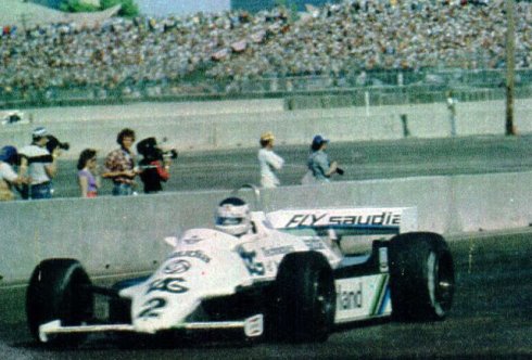 Reutemann luchando con los inconvenientes de su automóvil en Las Vegas. 