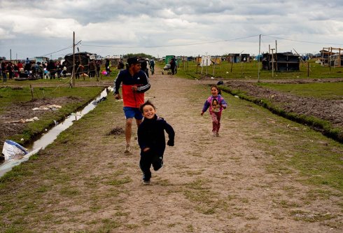 Juegos en una de las calles que dividían los distintos barrios en el predio