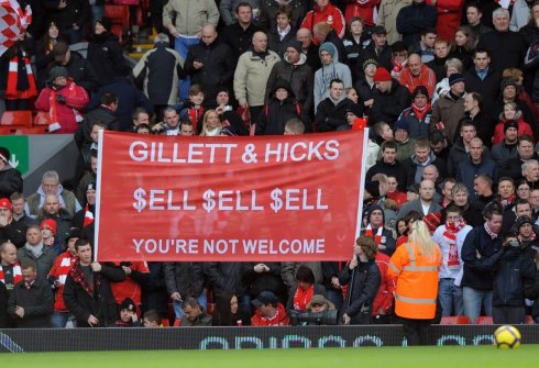 Hinchas del Liverpool contra los empresarios Gillet y Hicks