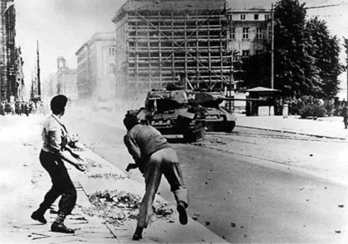 Obreros alemanes se enfrentan a tanques soviéticos, 1953.