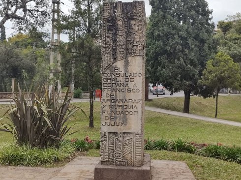 Monolito ubicado en Plaza Argañaraz