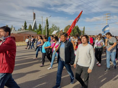 Alejandro Vilca y Martín Saez marchando en Trelew.