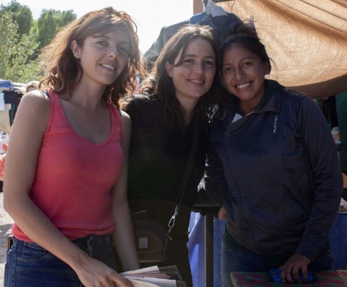 Noelia Barbeito y Emilce Chacon junto a trabajadora de la feria de Palmira.