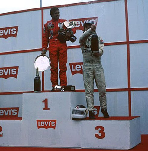 El podio del Gran Premio de Brasil de 1981, que dejó en evidencia la actitud indecorosa de Jones. 