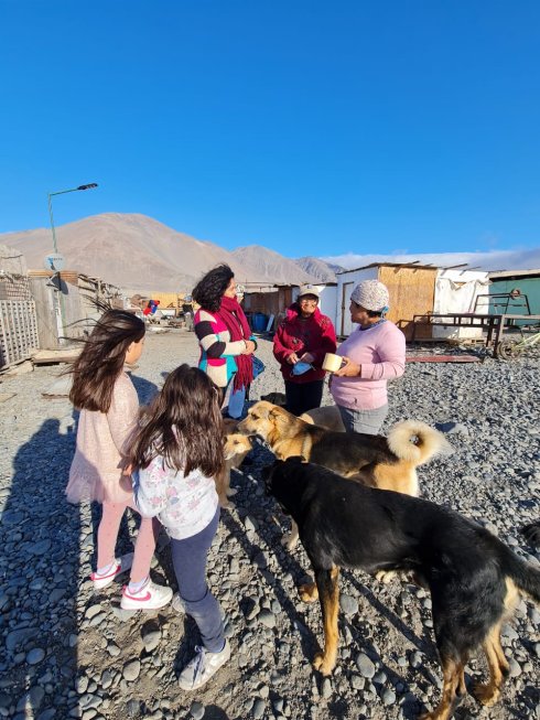 Natalia Sanchez concejala en Caleta Errazuriz junto a vecinas y vecinos