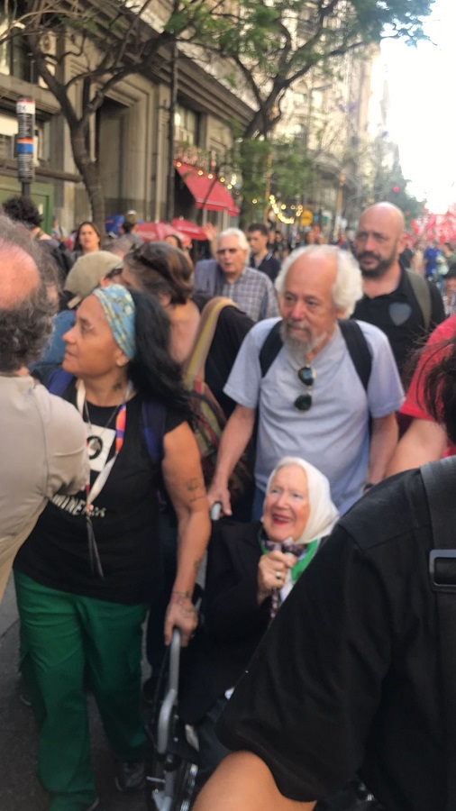 Nora Cortiñas, fundadora de Madres de Plaza de Mayo, en la movilizción