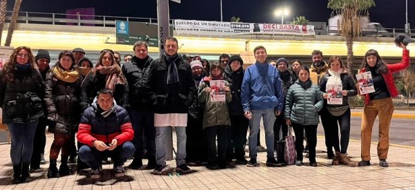 El Frente de Izquierda realizó una impactante intervención urbana comparando sueldo de diputados y obreros de viña