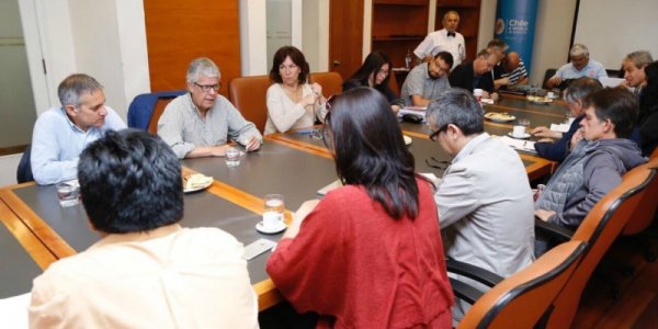 A espaldas de los trabajadores y al ritmo del gobierno, dirigentes del sector público cierran acuerdo de reajuste