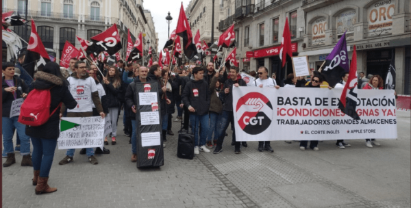 Centenares de trabajadores y trabajadores se manifiestan para exigir subidas salariales a la patronal de los grandes almacenes