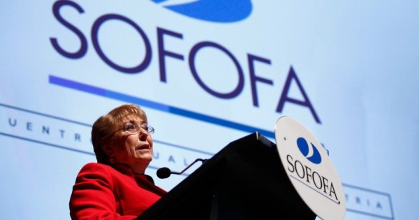 Bachelet se reúne con SOFOFA en medio de críticas a su "frenesí legislativo"