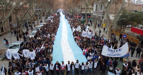 "Tenemos que hacer como las maestras", un sentimiento que crece desde abajo en Mendoza