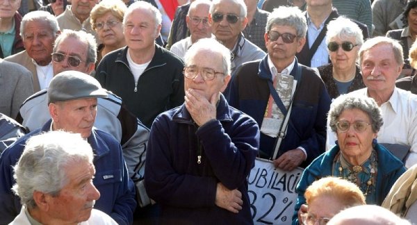 Tras la reforma previsional, oficializan el bono de miseria para los jubilados 