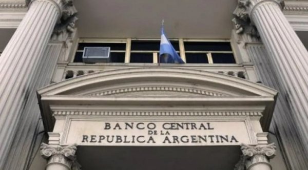 Juntando dólares para el FMI: el Banco Central anunció restricciones a las importaciones