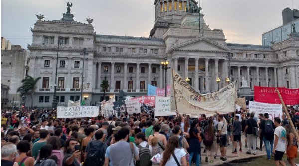 Afuera del Congreso festejan la caída de la Ley Ómnibus