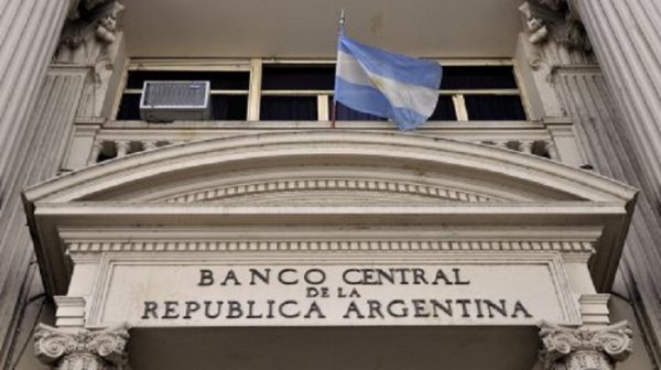 Plan aguantar: el Banco Central restringirá el acceso de dólares a las provincias