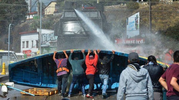 Pescadores Artesanales cortan calle: Exigen el pago del Bono Veda