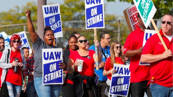 Trabajadores votan por mayoría ir a la huelga contra Ford, General Motors y Stellantis