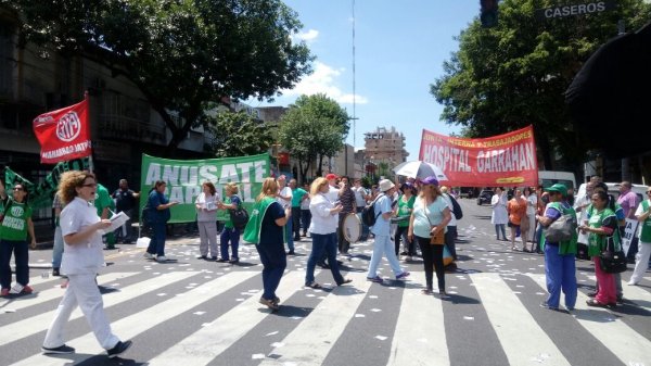 Paro y corte de trabajadores de salud en el Hospital Garrahan contra la reforma laboral