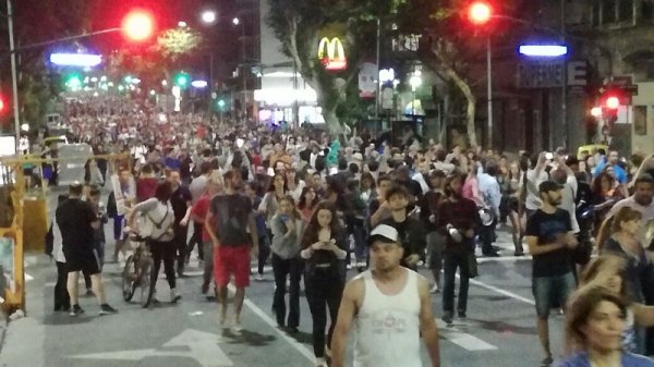 [VIDEO] Los cacerolazos llegaron con miles de personas al centro de Buenos Aires