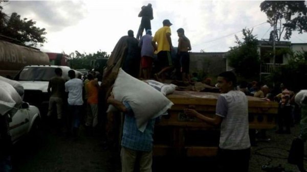 Venezuela: la Policía mató a un joven durante un saqueo de alimentos