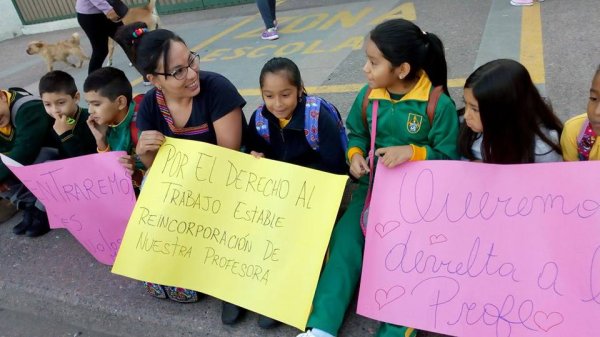 Apoderadas y estudiantes exigieron la reincorporación de docente despedida del colegio Patricio Cariola