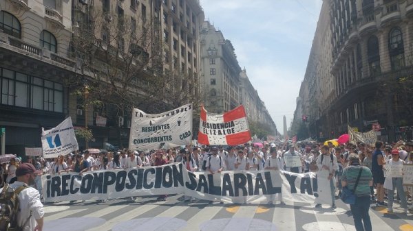 Residentes y concurrentes cortaron la 9 de Julio y se movilizaron al ministerio de salud porteño