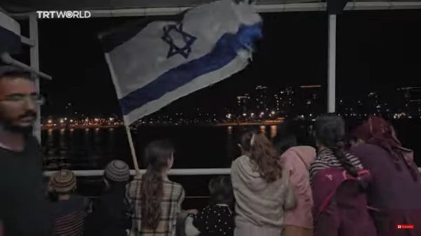 Colonos israelíes organizan excursiones en barco para ver la destrucción de Gaza