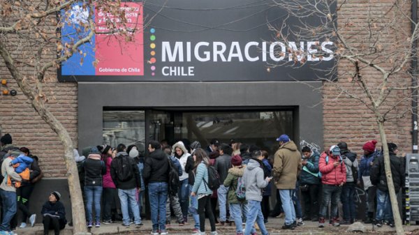 Política Nacional Migratoria es criticada por organizaciones al mantener irregularidad para miles de migrantes 