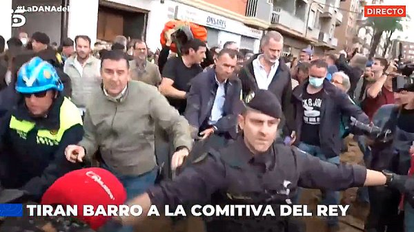 Decenas de vecinos y voluntarios lanzan barro y objetos al rey, a Sánchez y a Mazón durante su visita a Paiporta por la DANA al grito de "¡Asesinos!"