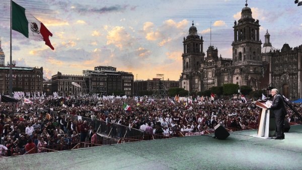 AMLO muestra músculo en el aniversario de la expropiación petrolera