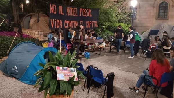 Ocupación en la Universidad de Barcelona: "¡Fuera las empresas armamentísticas y contaminantes de la universidad!"