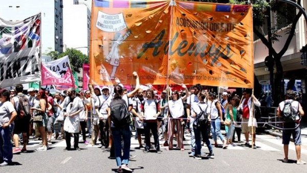 Sindicato docente Ademys: “La CGT y la CTA deben convocar a paro nacional contra el DNU de Milei”