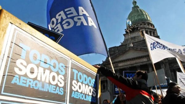 Contra el intento privatizador en Aerolíneas: gremios aeronáuticos marchan al Congreso