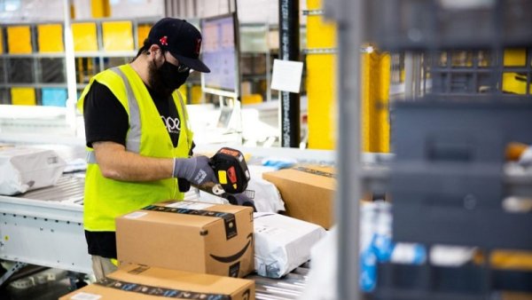 Multan a Amazon en Cataluña por tercerización y cesión ilegal de sus trabajadores