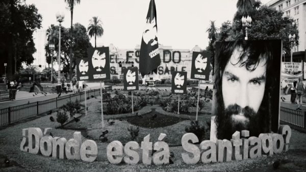 Plaza de Mayo, una marejada encendida