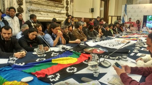 Diputados de la oposición reciben a representantes de pueblos originarios