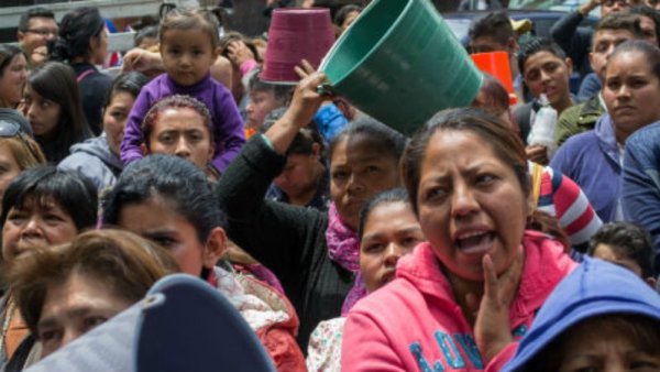 Ante desidia del gobierno, vecinos de Iztapalapa abren tomas de agua